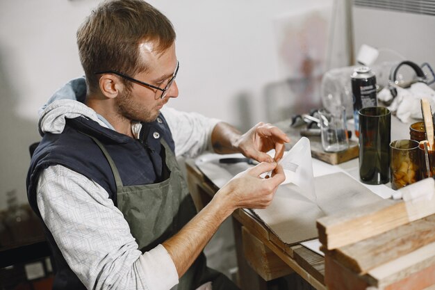 Trabajador de mano con vaso vacío. Primer plano de la mano del hombre. El concepto de producción.