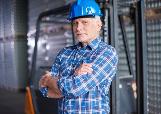 Trabajador manual en el almacén