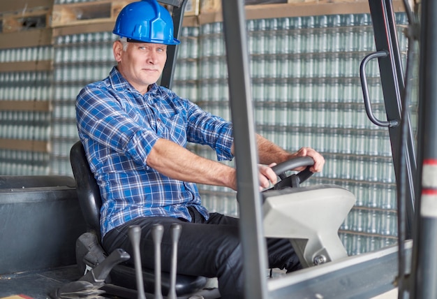 Foto gratuita trabajador manual en el almacén