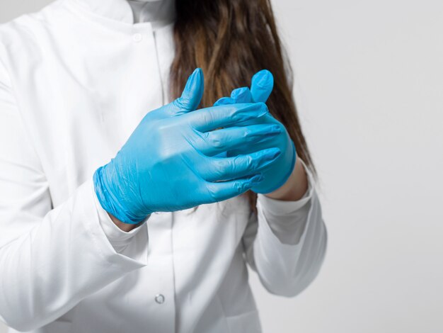 Trabajador médico con guantes azules