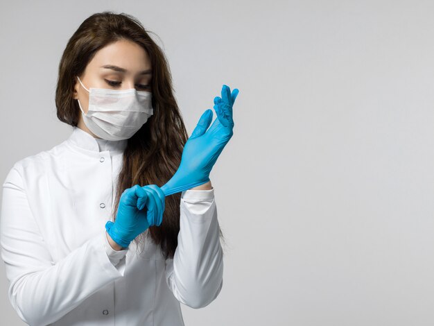 Trabajador médico con guantes azules