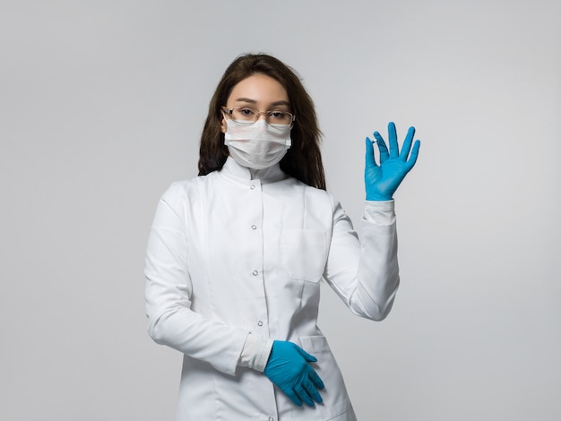 Foto gratuita trabajador médico con píldora azul en su mano