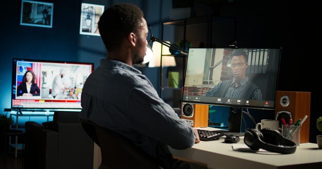 Trabajador negro remoto se reúne con su líder de equipo a través de una videoconferencia