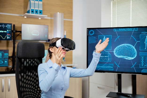 Trabajador de neurología clínica explora la realidad virtual en el laboratorio. Neurociencia y estudio clínico