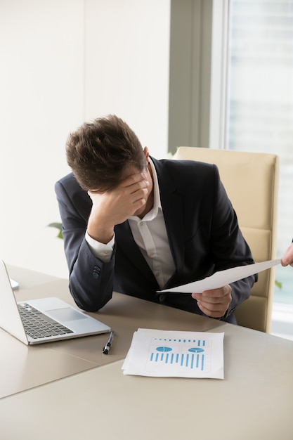 Trabajador de oficina cansado cada vez más trabajo