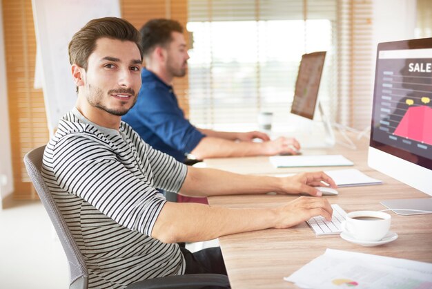 Trabajador de oficina mirando a la cámara