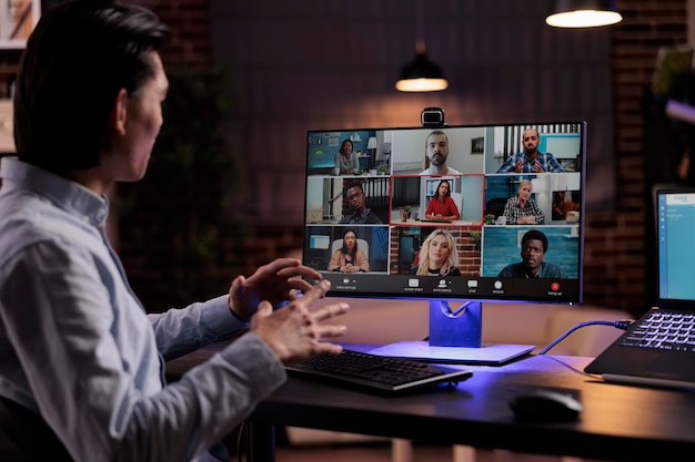 Trabajador de oficina que usa una videoconferencia para reunirse con gente de negocios en una cámara web, hablando con colegas en una videoconferencia remota. Tener una conversación por Internet en una llamada de teleconferencia.