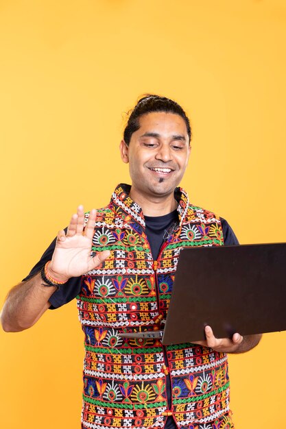 Trabajador optimista saludando a un compañero de trabajo en videoconferencia