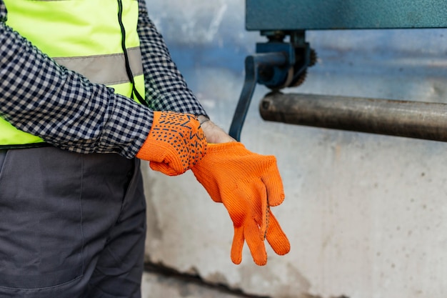 Trabajador ponerse guantes protectores