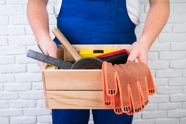 Trabajador de primer plano sosteniendo una caja de herramientas