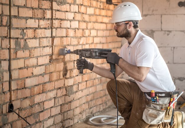 Trabajador profesional en el sitio de construcción