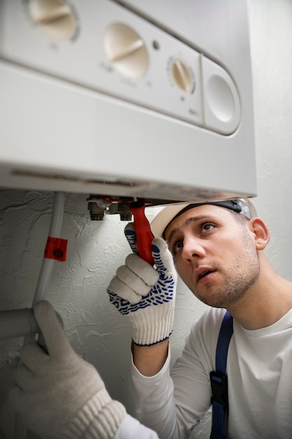 Trabajador reparando calentador de agua