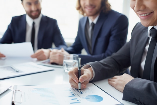 Foto gratuita trabajador revisando el crecimiento de las ventas