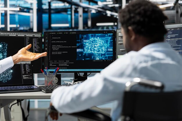 Trabajador de la sala de servidores que utiliza IA para realizar tareas informáticas exigentes