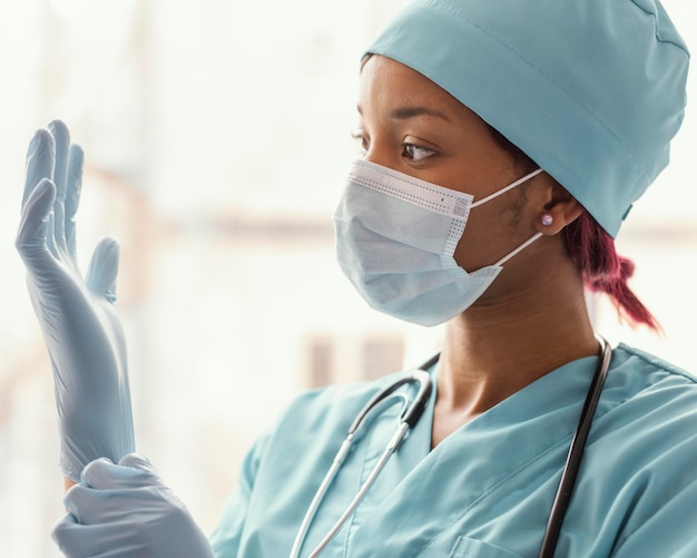 Trabajador de la salud de cerca con guantes