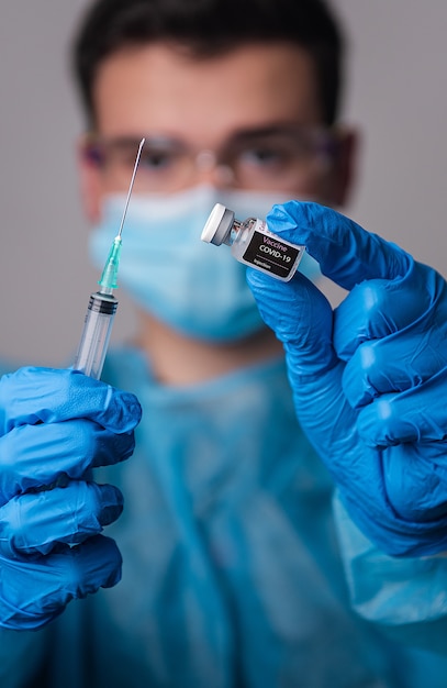 Trabajador de la salud preparando una dosis de la vacuna para el coronavirus