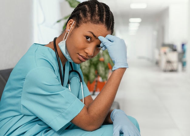 Trabajador de la salud de tiro medio sentado