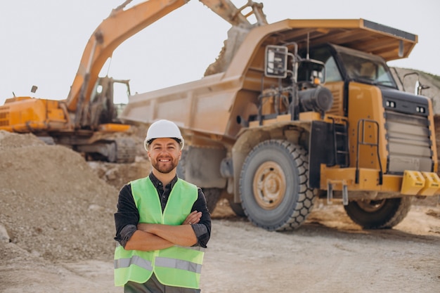 Trabajador de sexo masculino con bulldozer en cantera de arena