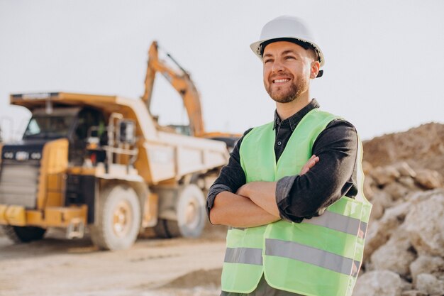 Trabajador de sexo masculino con bulldozer en cantera de arena