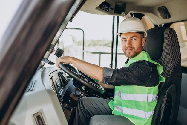 Foto gratuita trabajador de sexo masculino con bulldozer en cantera de arena