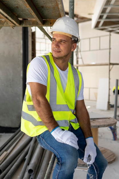 Trabajador en un sitio de construcción usando equipo de seguridad