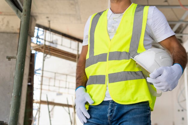 Trabajador en un sitio de construcción vista baja