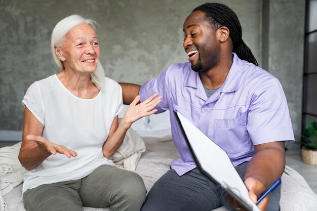 Trabajador social cuidando a una anciana