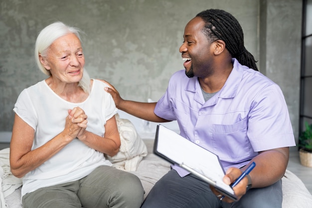 Trabajador social cuidando a una anciana