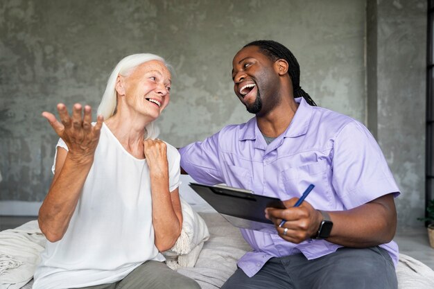 Trabajador social cuidando a una anciana