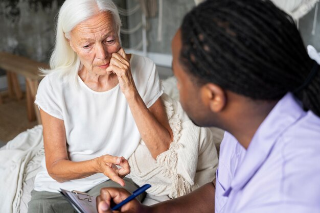 Trabajador social cuidando a una anciana