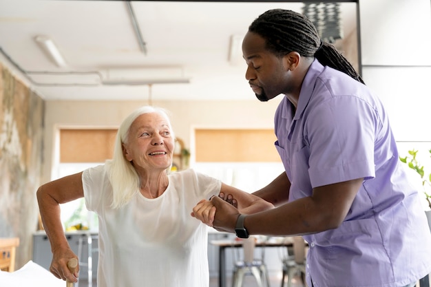 Trabajador social cuidando a una anciana