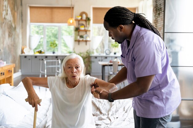 Trabajador social cuidando a una anciana