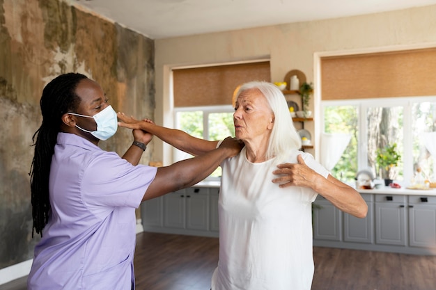 Trabajador social masculino cuidando a una anciana