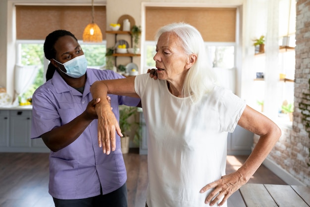 Trabajador social masculino cuidando a una anciana