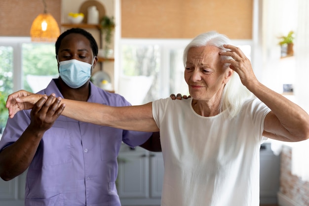 Trabajador social masculino cuidando a una anciana