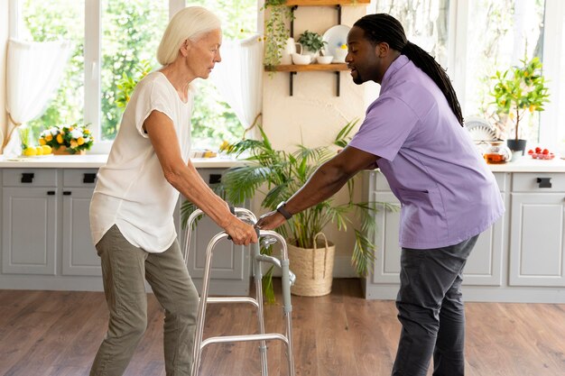 Trabajador social masculino cuidando a una anciana