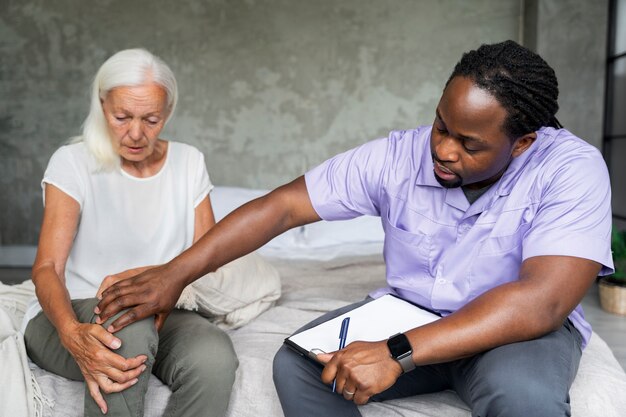 Trabajador social masculino cuidando a una anciana