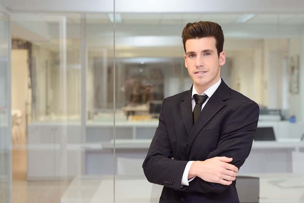 Trabajador sonriente con corbata y traje