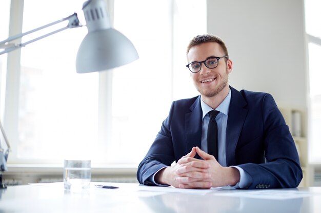 Trabajador sonriente con gafas y corbata