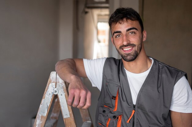 Trabajador sonriente de tiro medio con chaleco