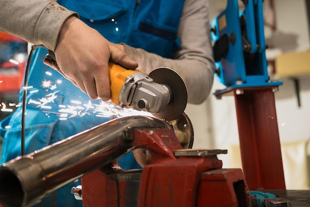 Trabajador técnico cortando metal con muchas chispas afiladas usando equipos para cat iron