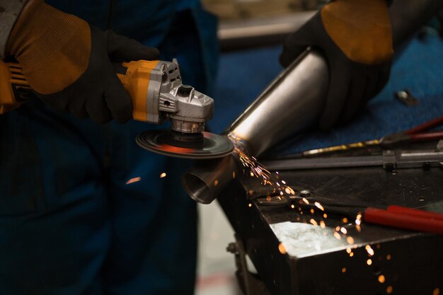 Trabajador técnico cortando metal con muchas chispas afiladas usando equipos para cat iron