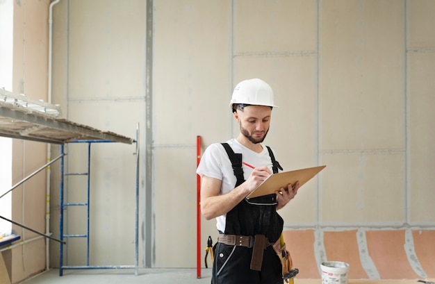 Trabajador de tiro medio con casco