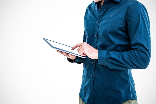 Foto gratuita trabajador tocando una tablet