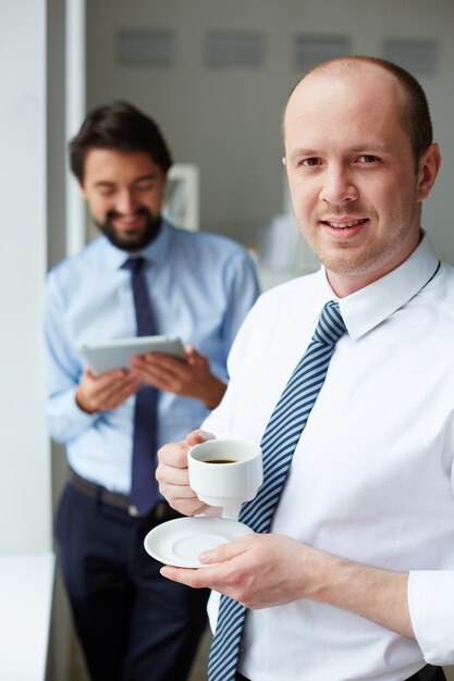 Trabajador tomando un café antes de la reunión