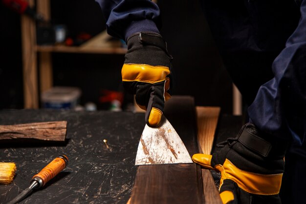 Trabajador de vista frontal con guantes de seguridad