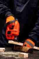 Foto gratuita trabajador de vista frontal con guantes