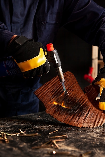 Foto gratuita trabajador de vista lateral con guantes