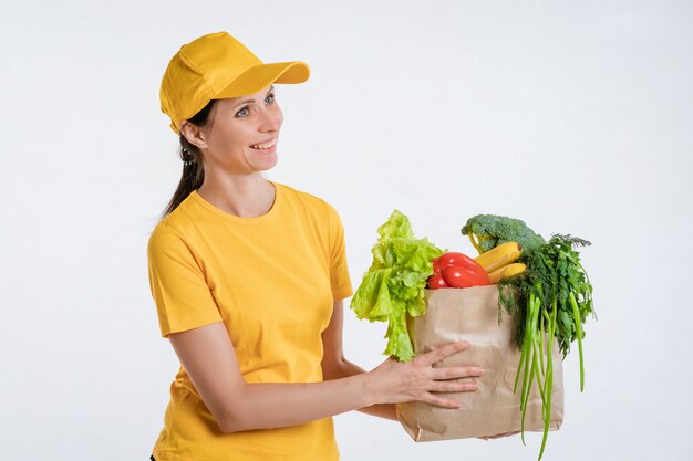 Trabajadora de comida femenina con paquete de alimentos