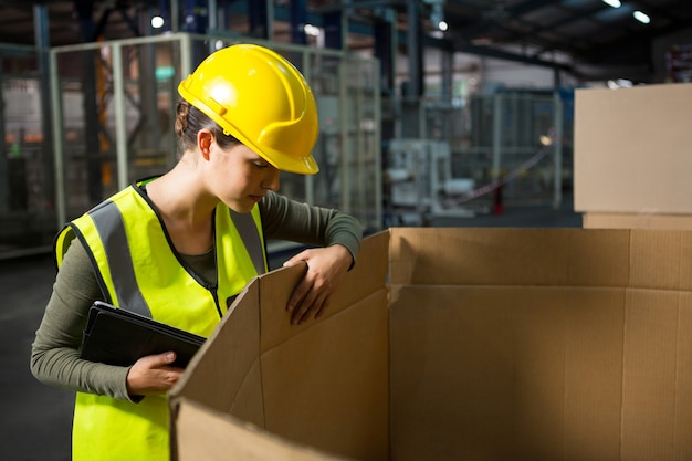 Trabajadora control de productos en el almacén